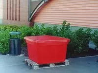 650 literes sóshomok tároló láda - piros